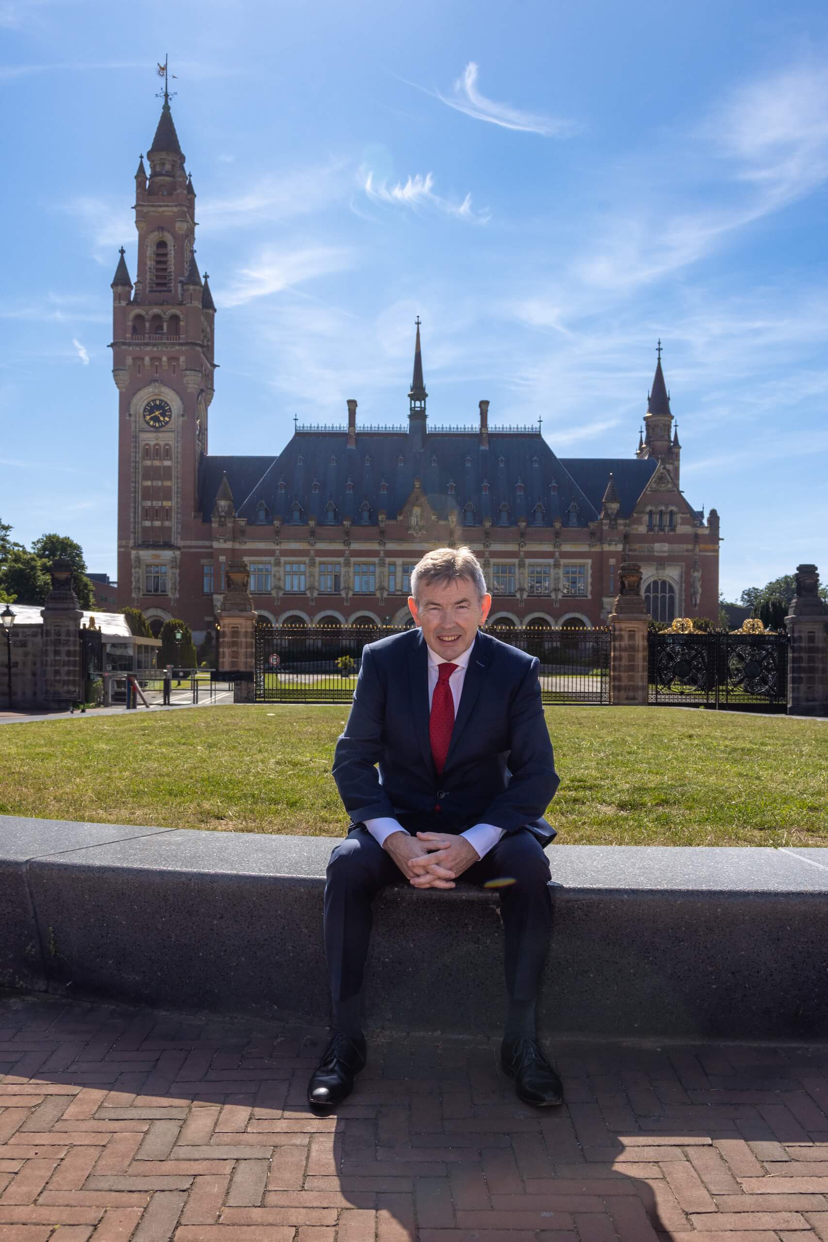 Derk Jan Eppink in front of the Peace Palace