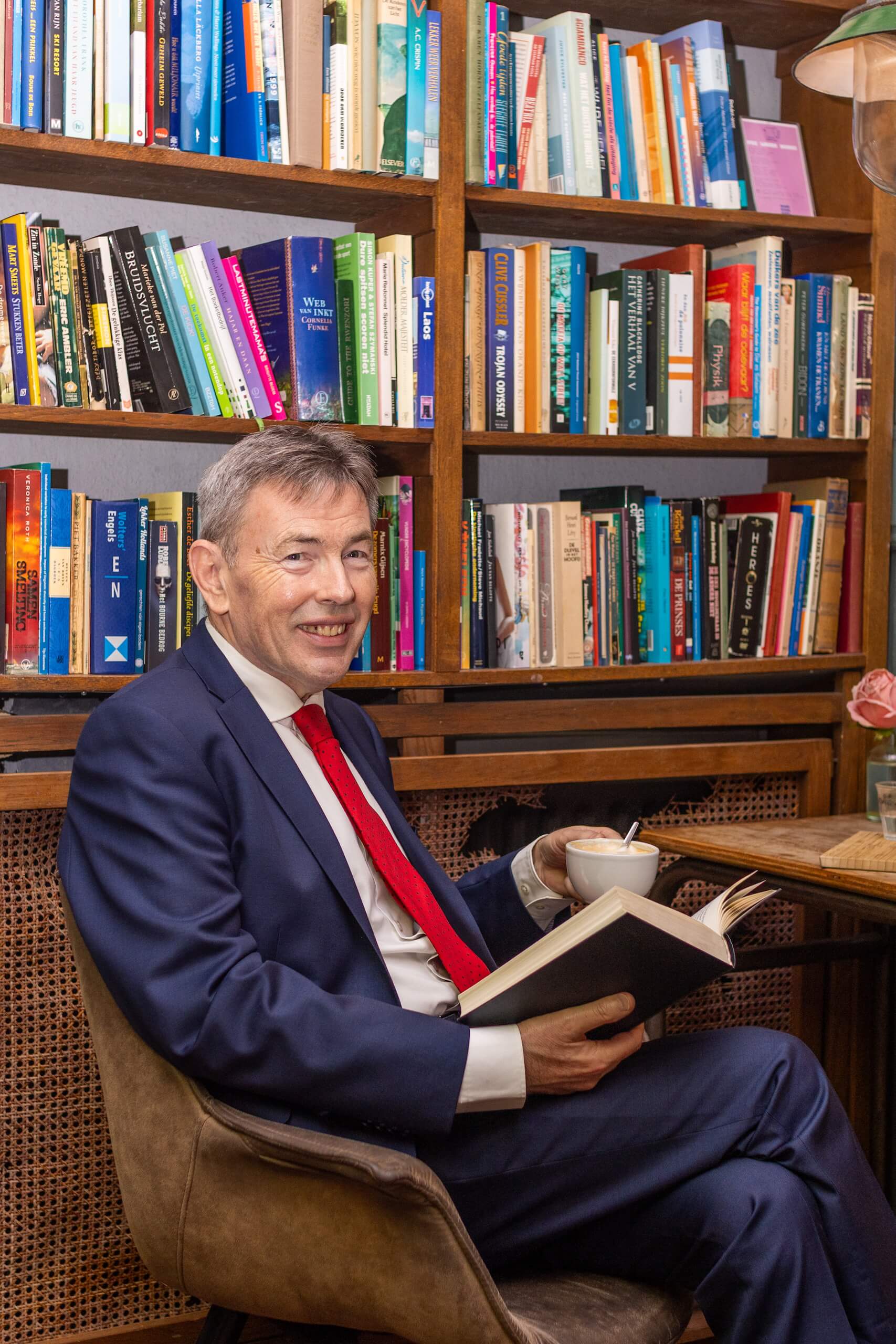 Derk Jan Eppink reading a book